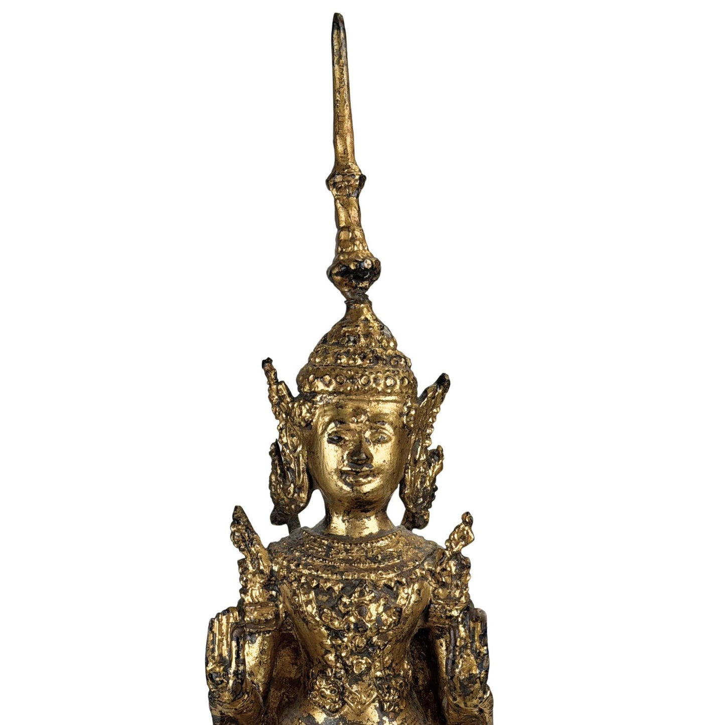 Aziatisch Boeddha beeld met serene spirituele uitstraling en oude goudpatina