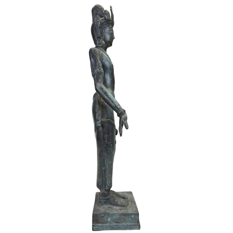 aziatisch bronzen beeld spirituele wachter met slanke houding