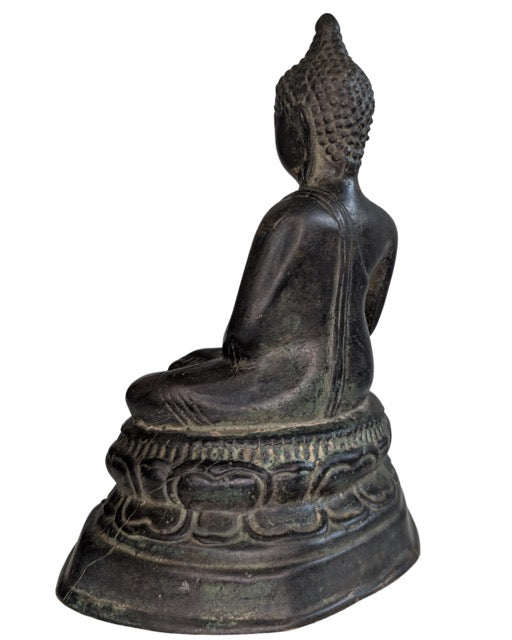 Zijaanzicht van het Thaise bronzen beeld van 1,4 kg voor kunstverzamelaars.