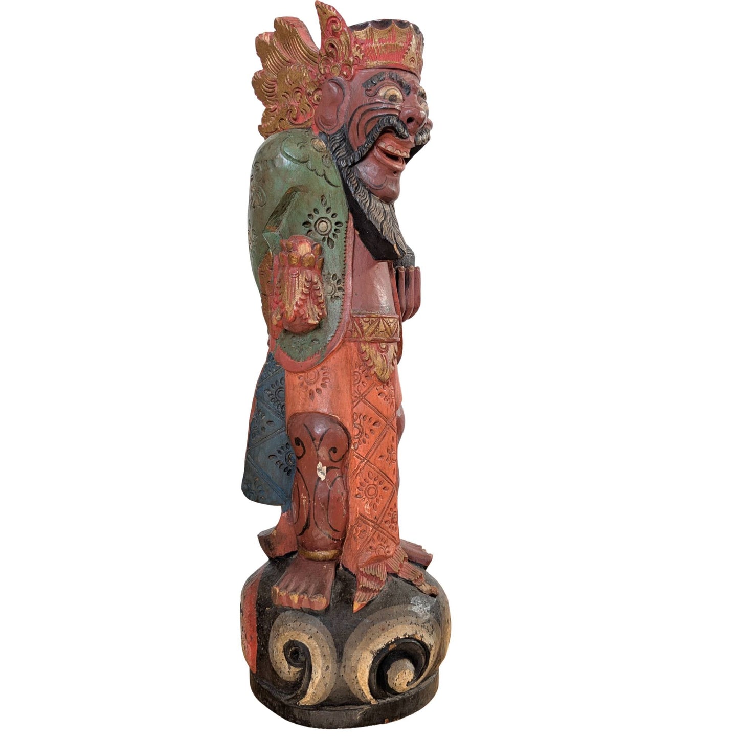 Detail van het expressieve gelaat en de beschildering van de houten Balinese tempelwachter