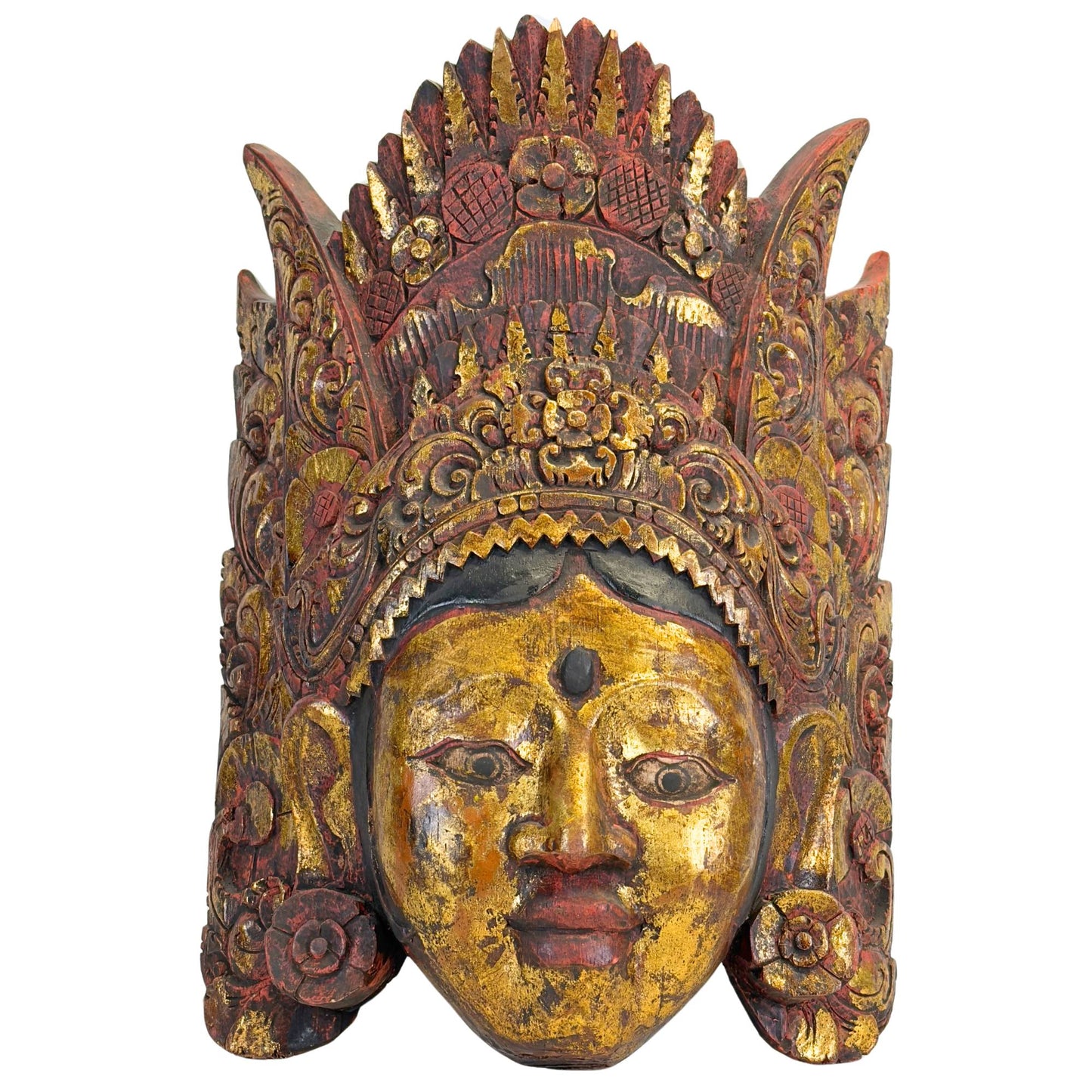 Gedetailleerd vooraanzicht van het handgesneden Balinese dansmasker van Dewi Sinta, tonend de serene gelaatstrekken en de verfijnde, gelaagde kroon.