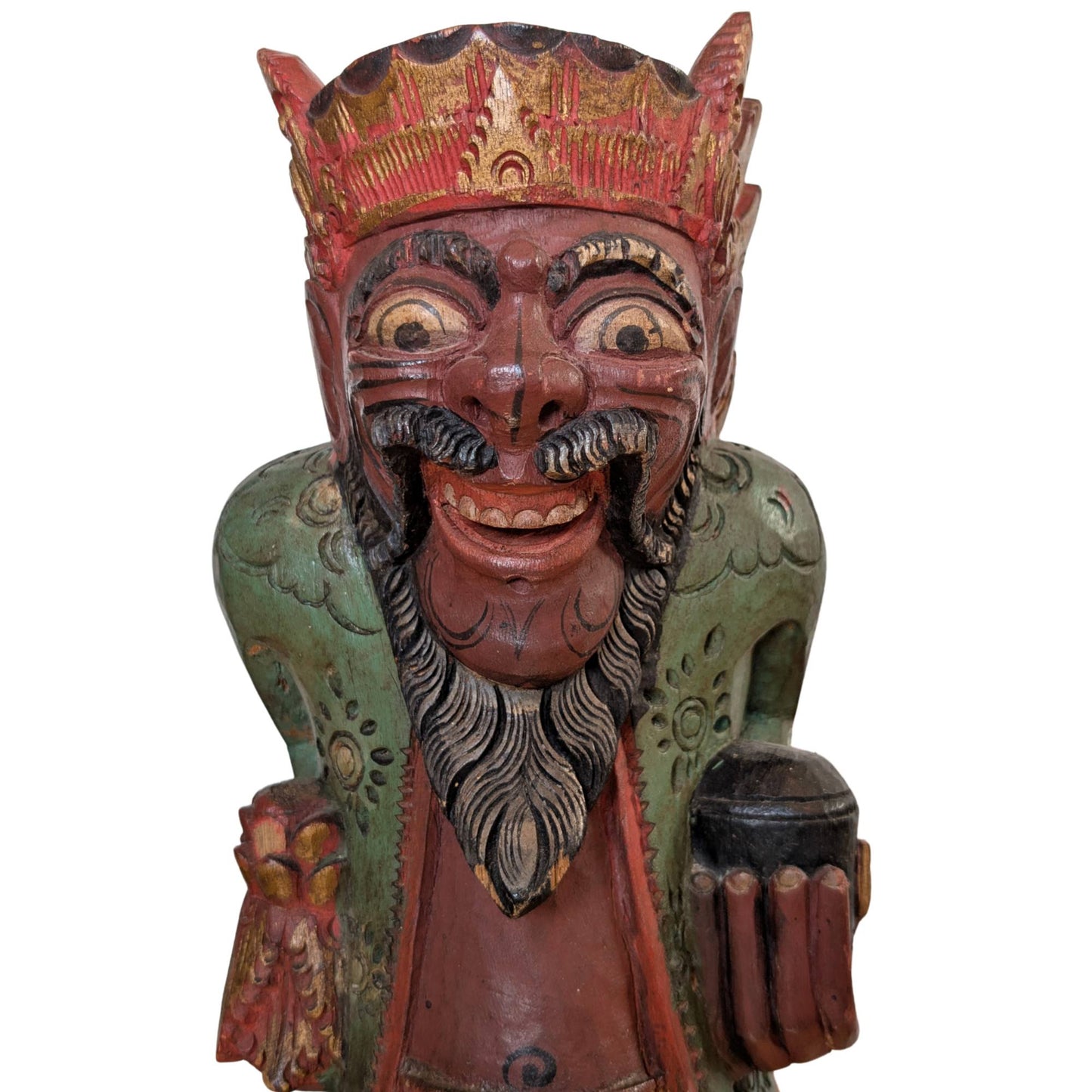 De Balinese tempelwachter gepresenteerd als decoratief element op een dressoir