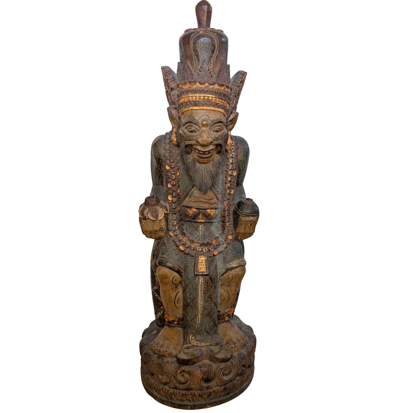 Vooraanzicht van een groot handgesneden Balinees houten beeld van een mythologische wijze (Rishi).