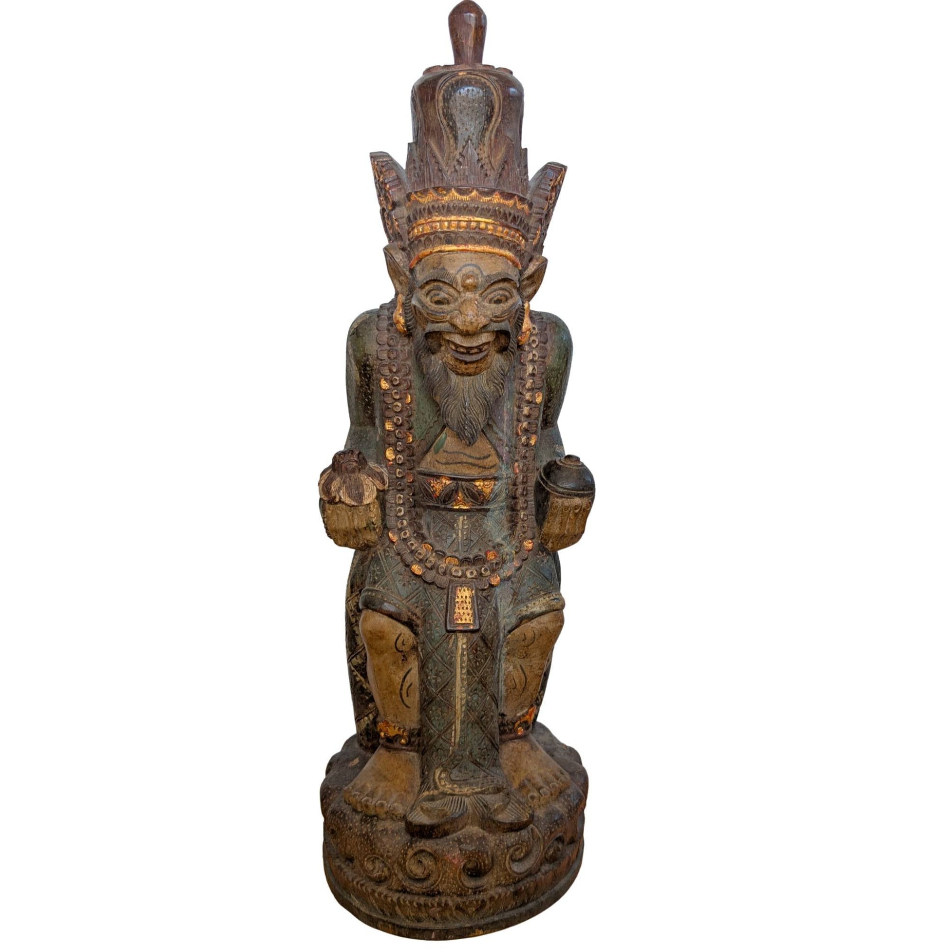 Vooraanzicht van een groot handgesneden Balinees houten beeld van een mythologische wijze (Rishi).