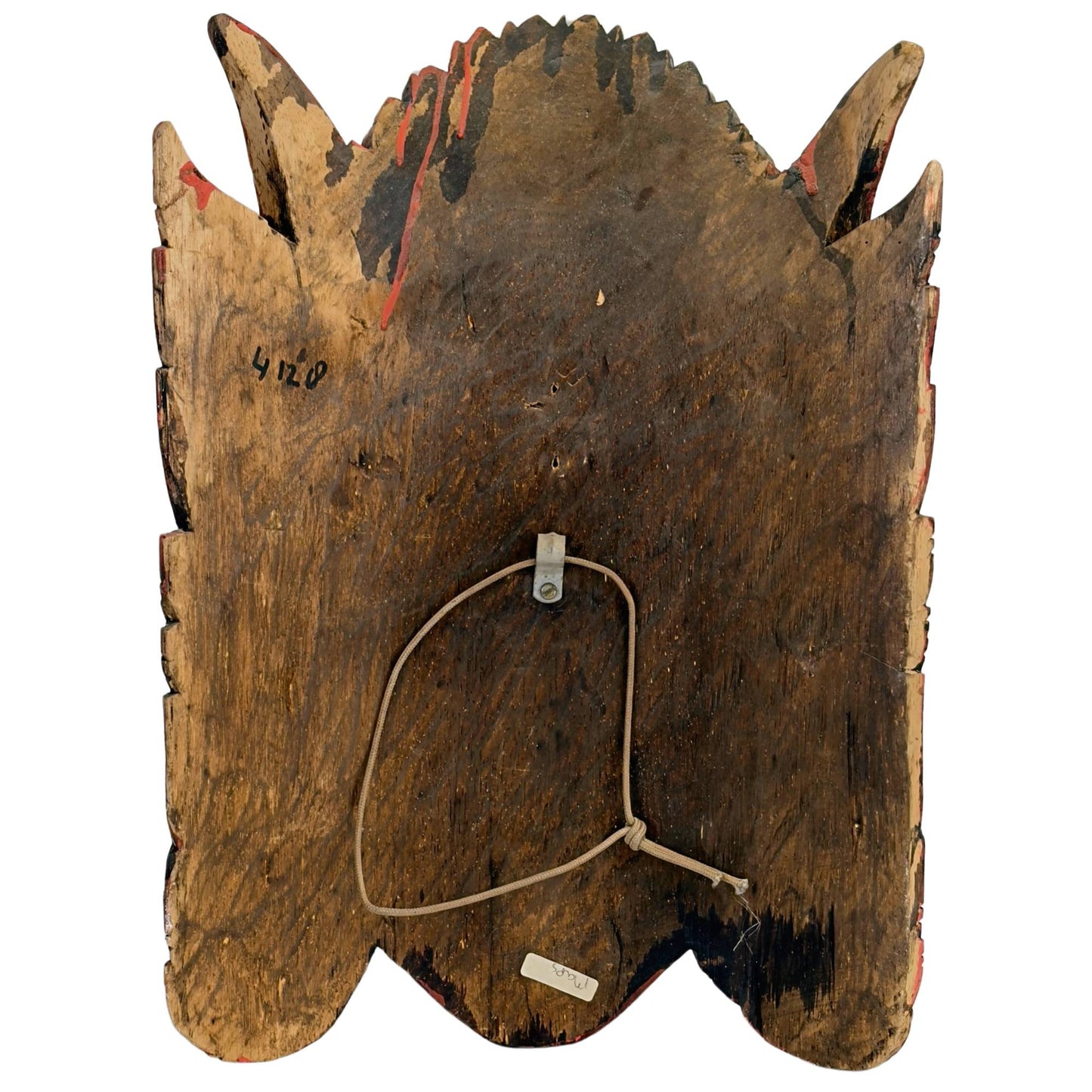 De achterzijde van het Dewi Sinta masker met de diepe, donkere ceremoniële draagpatina van huidvetten