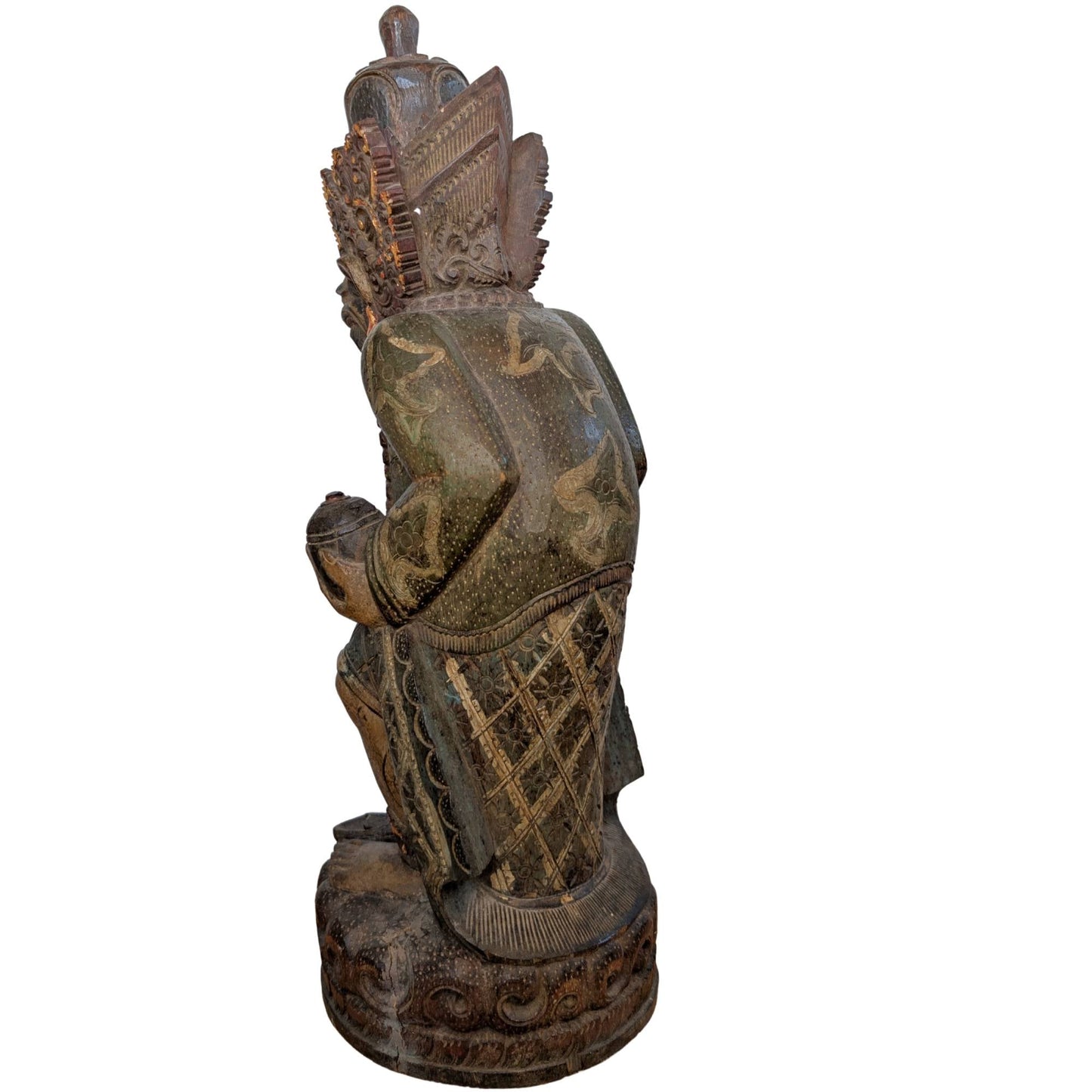 Profiel van het 54 cm hoge handgesneden Indonesische beeld in traditionele dracht.