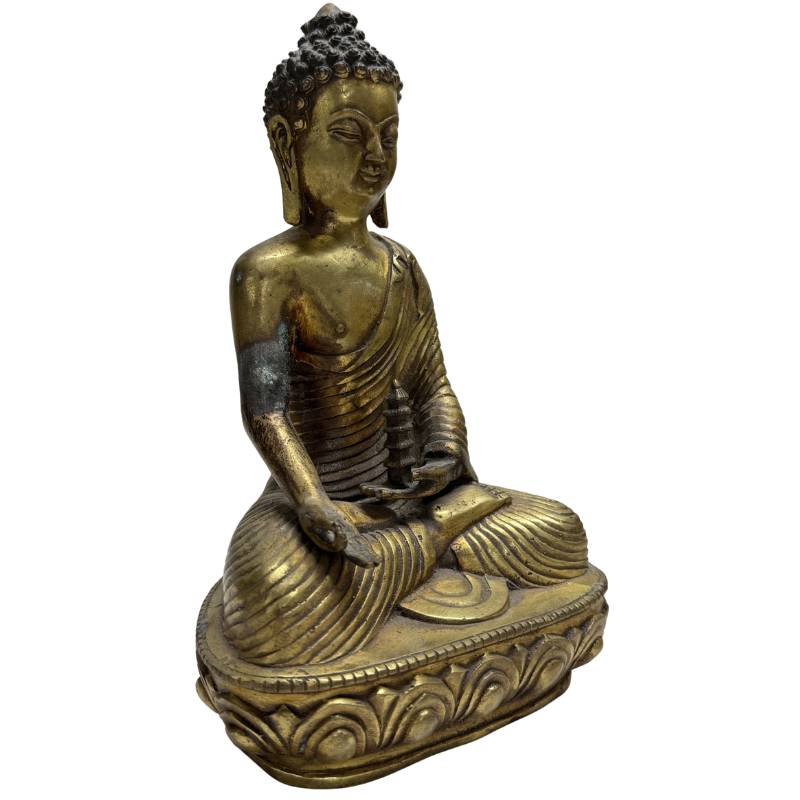 Vooraanzicht van de complete vintage Chinese bronzen altaargarnituur met de deels vergulde Bhaisajyaguru Boeddha en twee symmetrische pagodes.