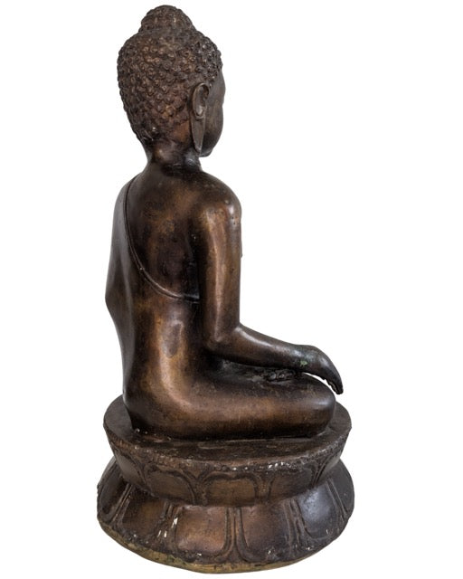 Boeddha in bhumisparsha mudra (aanraken van de aarde) gegoten brons.