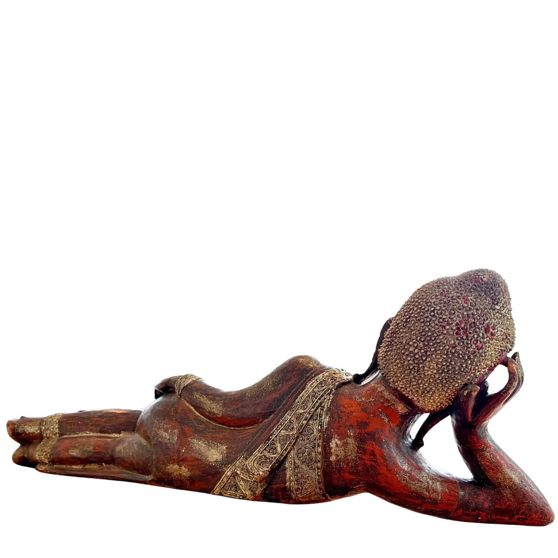 Detail van het handgestoken houten gewaad van de Birmaanse Boeddha behorend bij de dinsdag