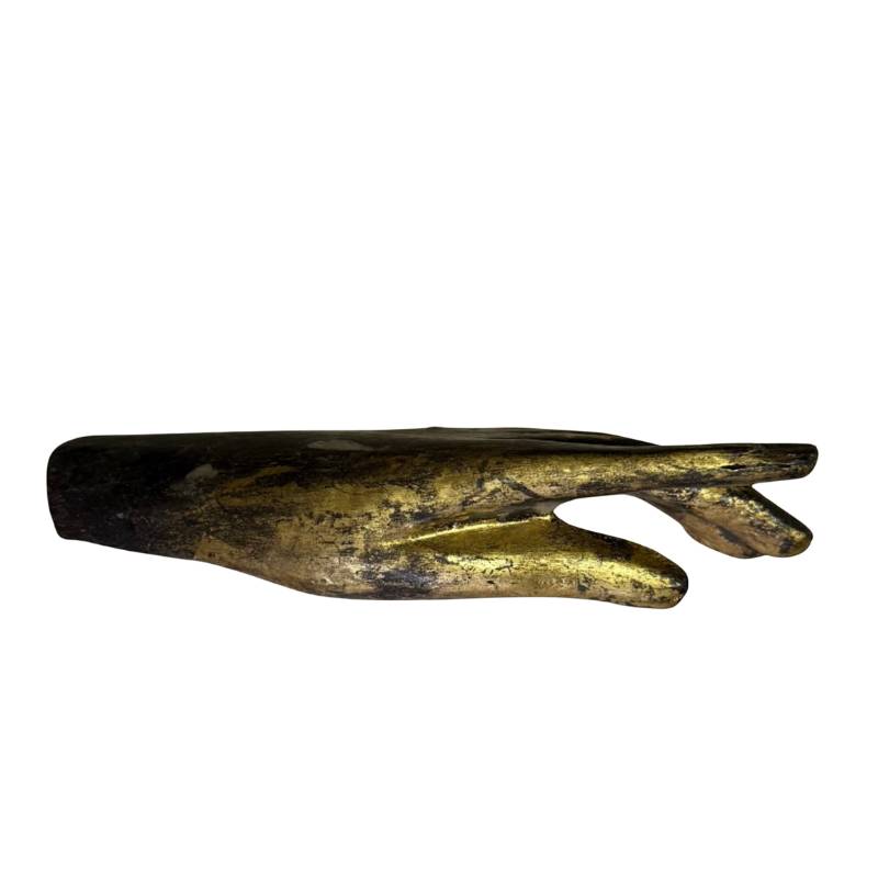 Birmaans tempelbeeld in Mandalay-stijl met oude vergulding, glasdetails en serene uitstraling