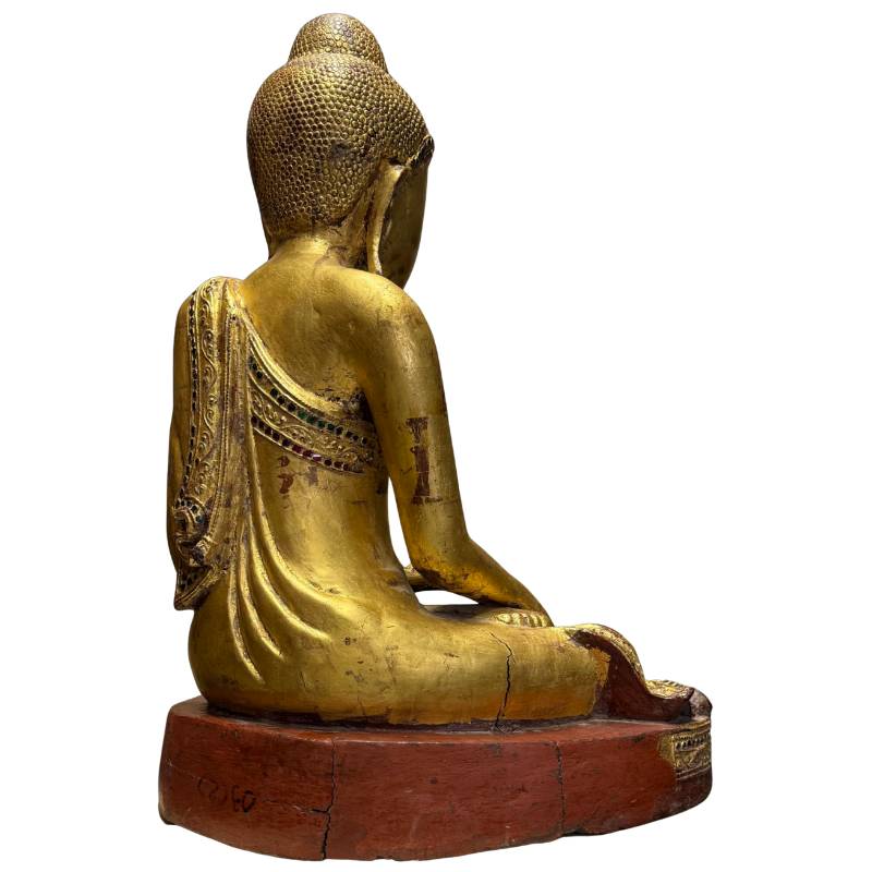 Birmaanse Boeddha met spiegelglasdetails en traditionele Mandalay-stijl