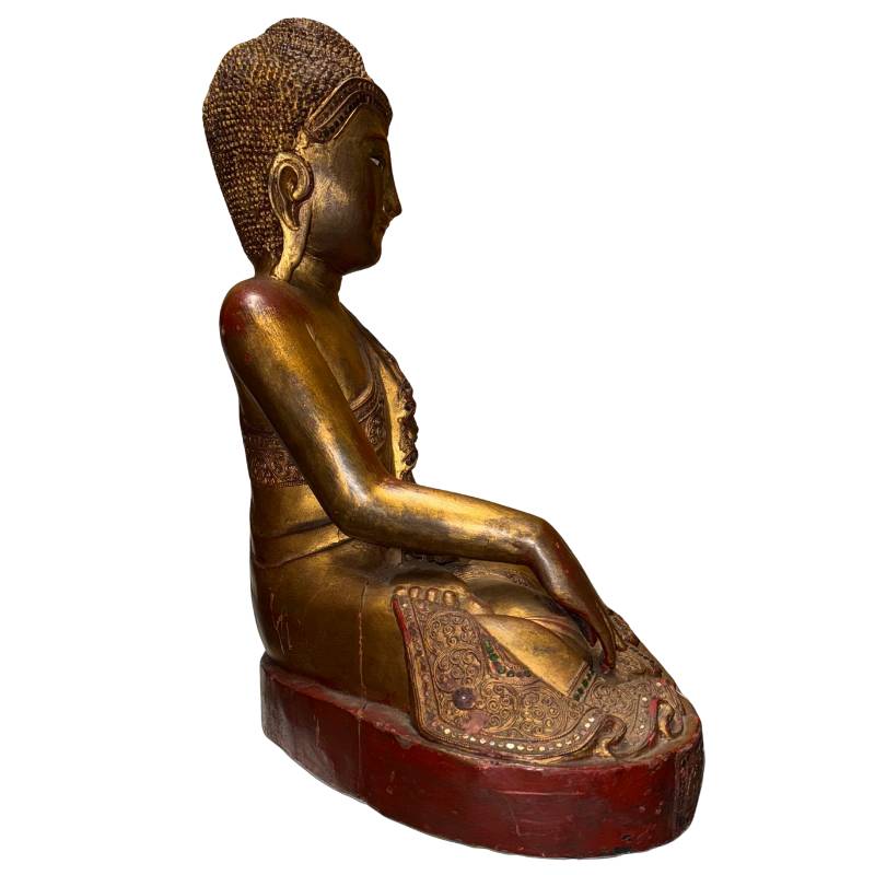 Birmaanse Mandalay Boeddha met rustige tempeluitstraling en goudkleurige afwerking