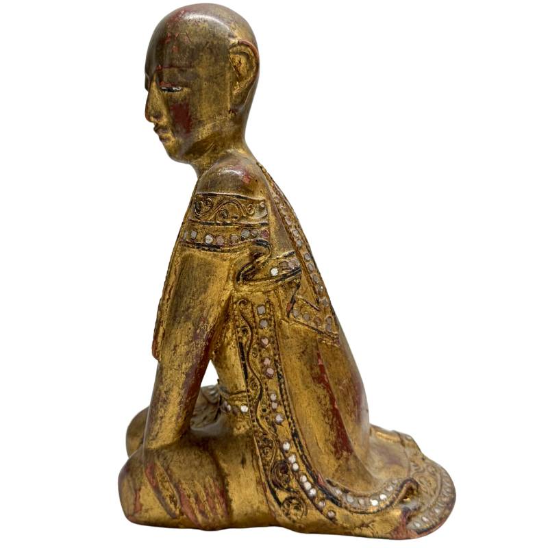 Antiek boeddhistisch beeld van een knielende monnik in devotie, Mandalay stijl.