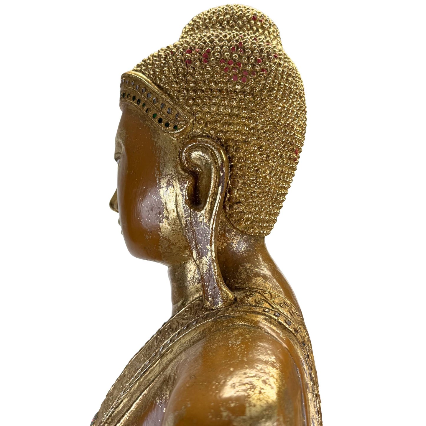 Detail van antieke Birmese Boeddha met fijn gestoken gouden haarkrullen en rode pigmentresten