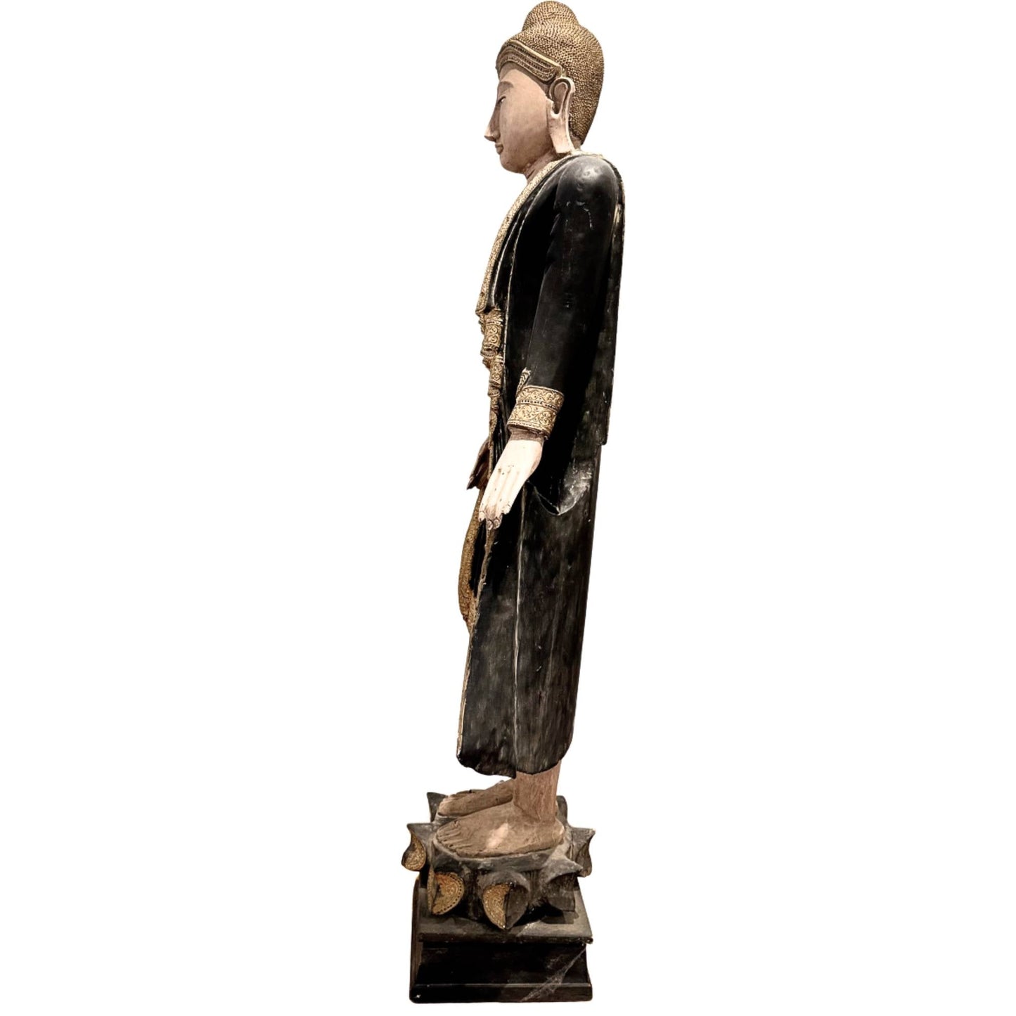 Birmese Boeddha met vergulde randdecoratie, antiek houten tempelbeeld met verfijnde details en oude patina