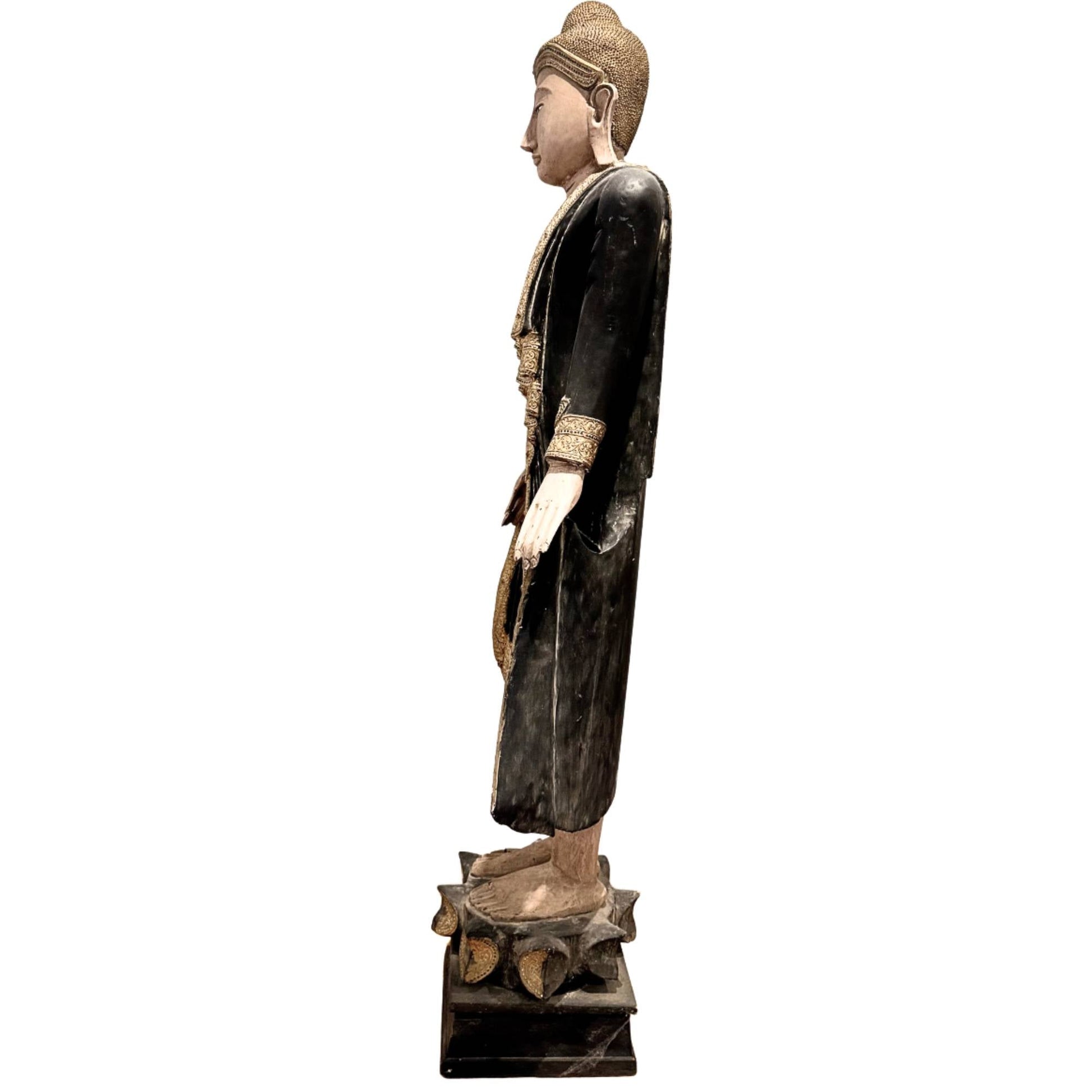 Birmese Boeddha met vergulde randdecoratie, antiek houten tempelbeeld met verfijnde details en oude patina
