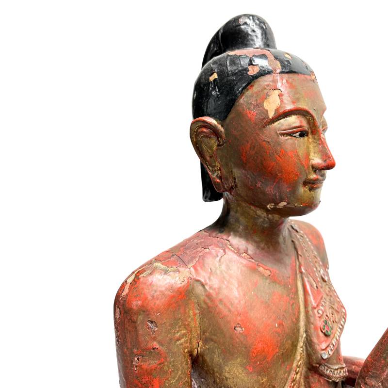 Birmese houten sculptuur met monnik detail

