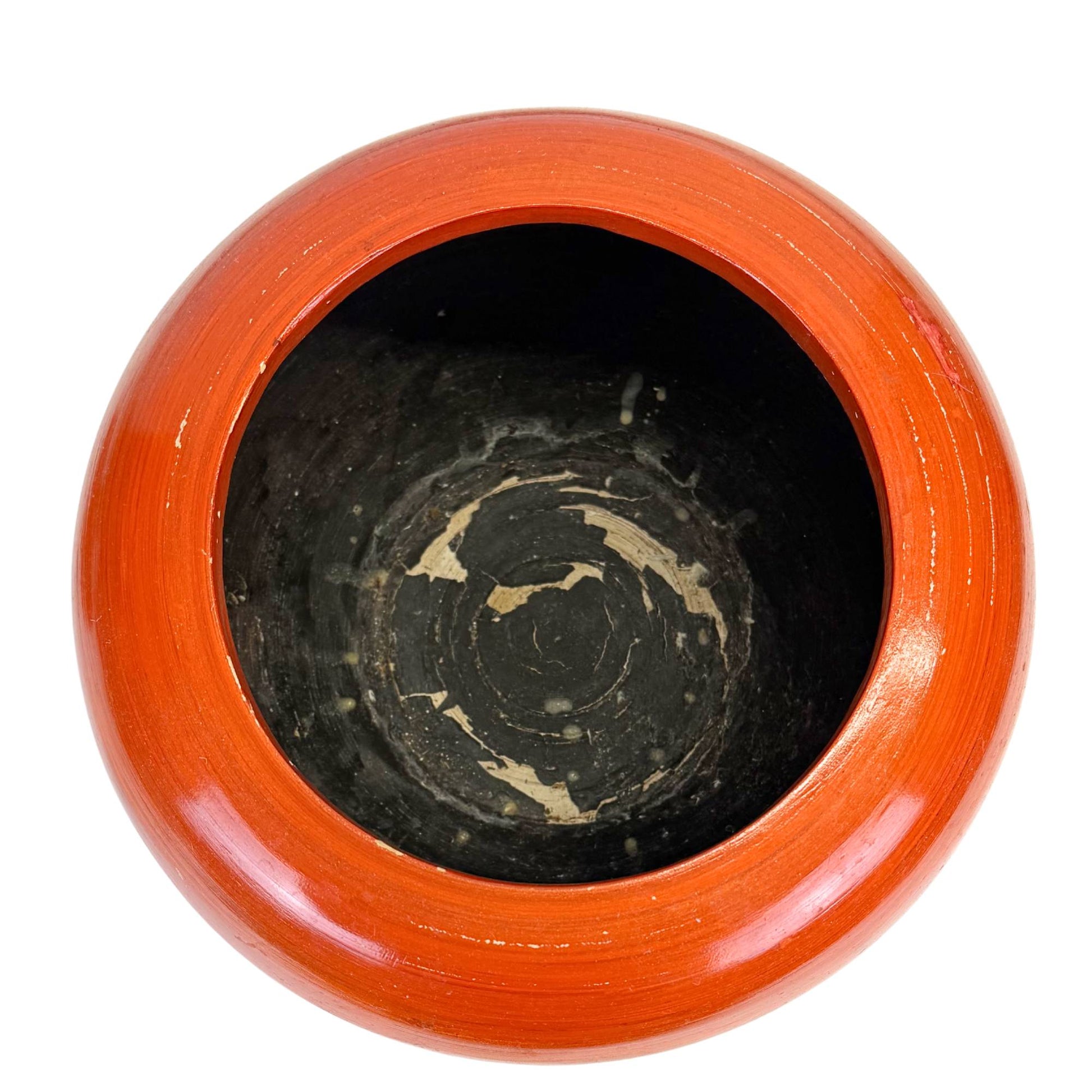 Birmese lakpot als boeddhistisch interieur object, rode ronde pot met deksel in serene Aziatische woonsetting
