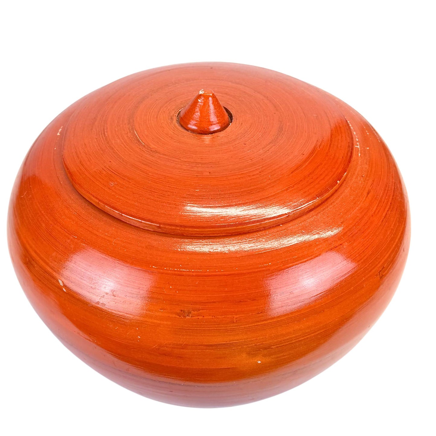 Birmese lakwerk pot met deksel, rood decoratief offerobject met zichtbare handgedraaide lakstructuur