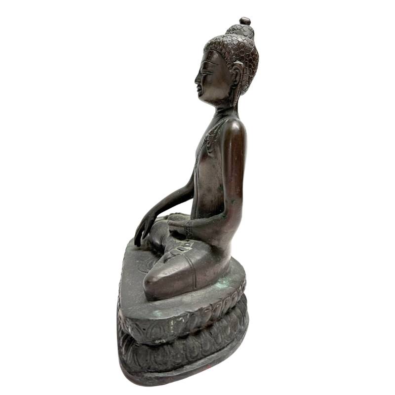 Bronzen Boeddha in meditatie met klassieke Himalaya vormgeving
