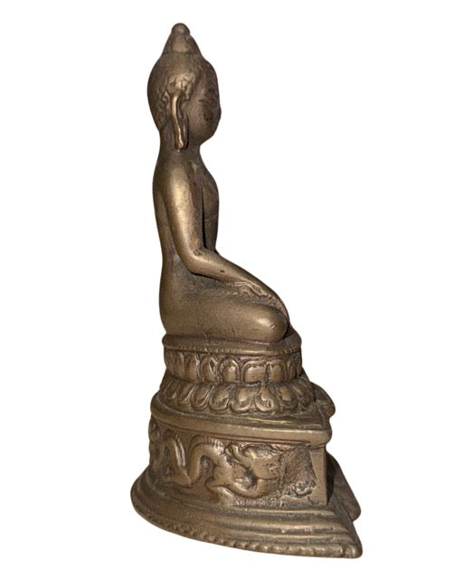 Bronzen Boeddha beeld met decoratieve olifantpanelen op de troonbasis
