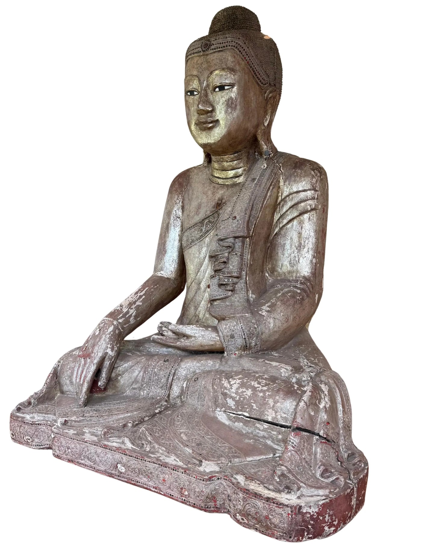 Boeddha beeld hout Mandalay stijl voorzijde tempel kunst