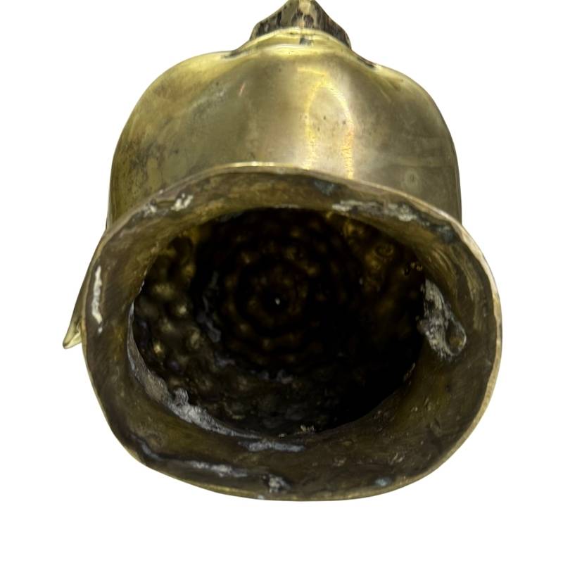Onderzijde van het Boeddhahoofd toont de grillige binnenzijde en het bewijs van handmatig gietwerk.
