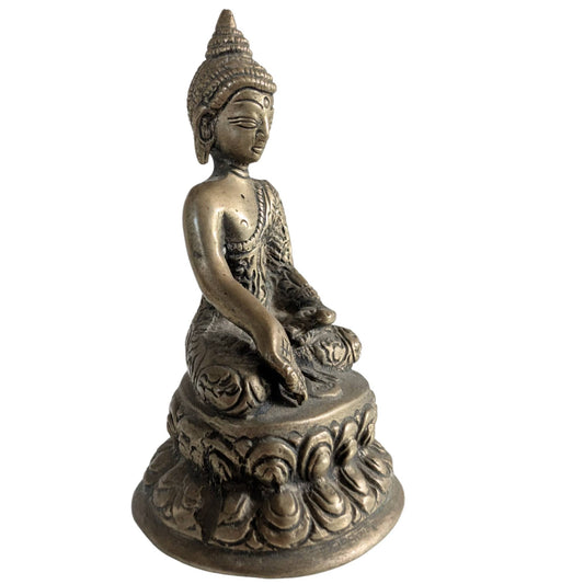 Messing Boeddha in Bhumisparsha Mudra zittend op een lotusbasis.