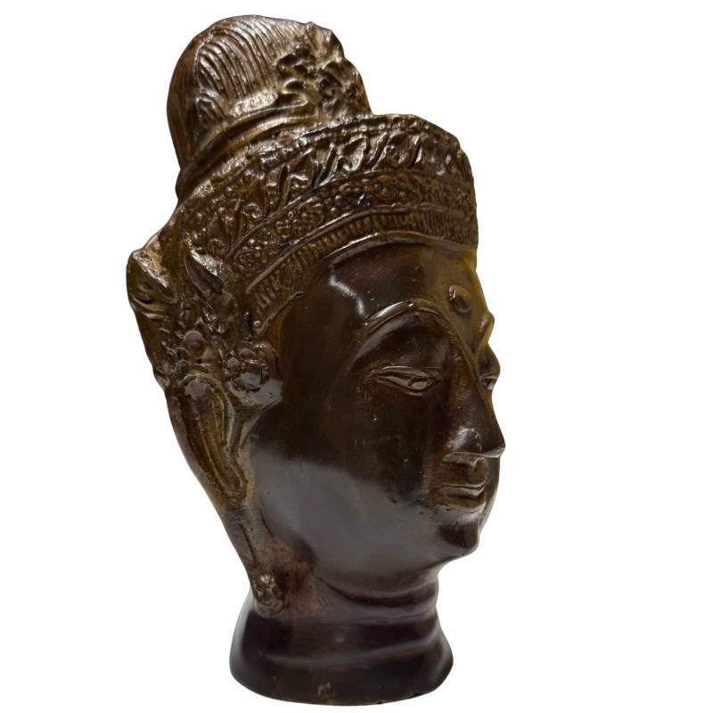 Boeddha hoofd van brons voor meditatie, bewustzijn en een rustige sfeer in huis