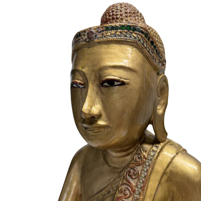 handgesneden boeddhabeeld van hout in myanmar stijl
