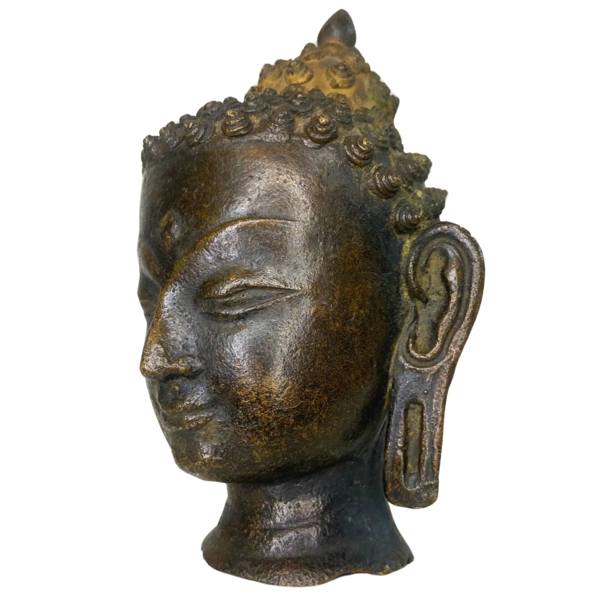 Driekwart aanzicht van de Boeddha benadrukt de spirituele uitstraling van het oude brons.
