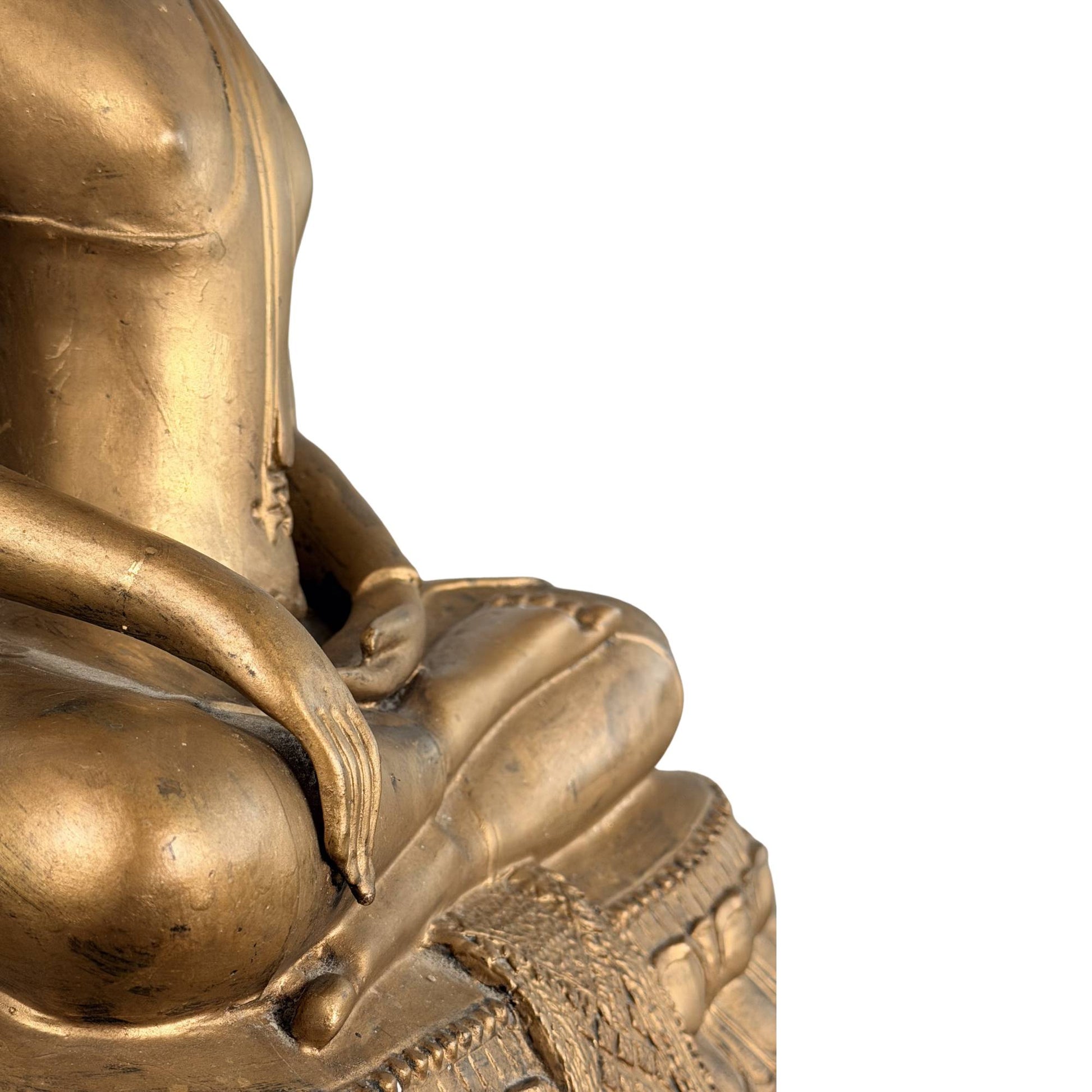 Boeddhistisch beeld uit Thailand met goudkleurige patina en spirituele betekenis