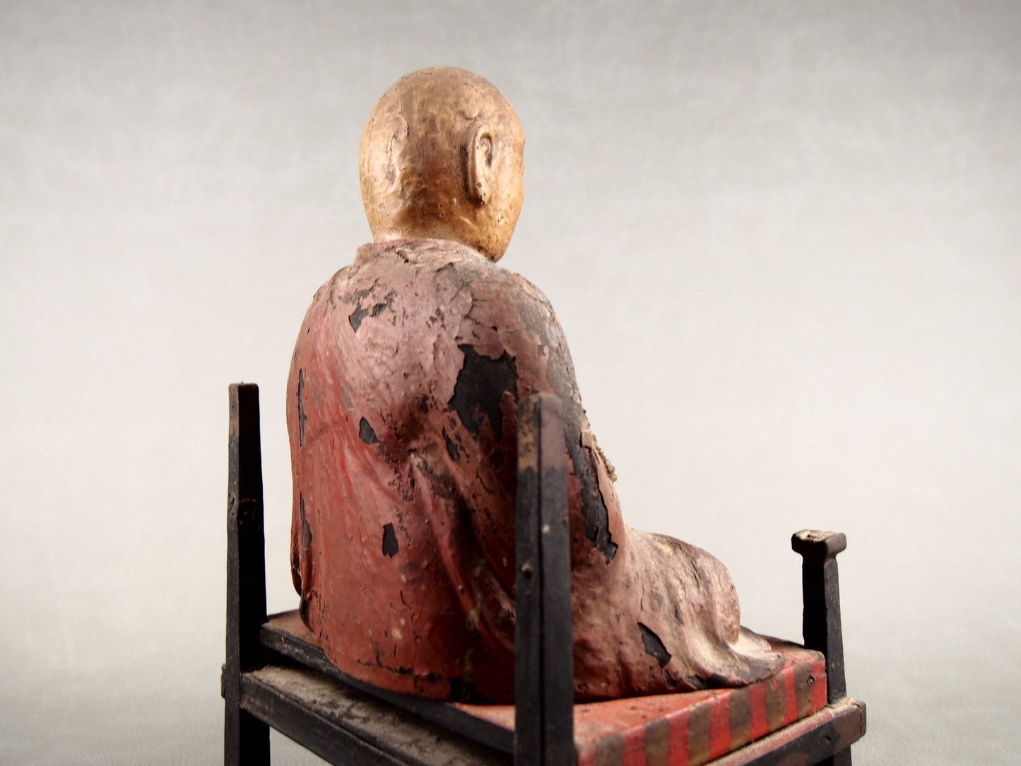 Boeddhistisch beeld geplaatst in zushi schrijn
