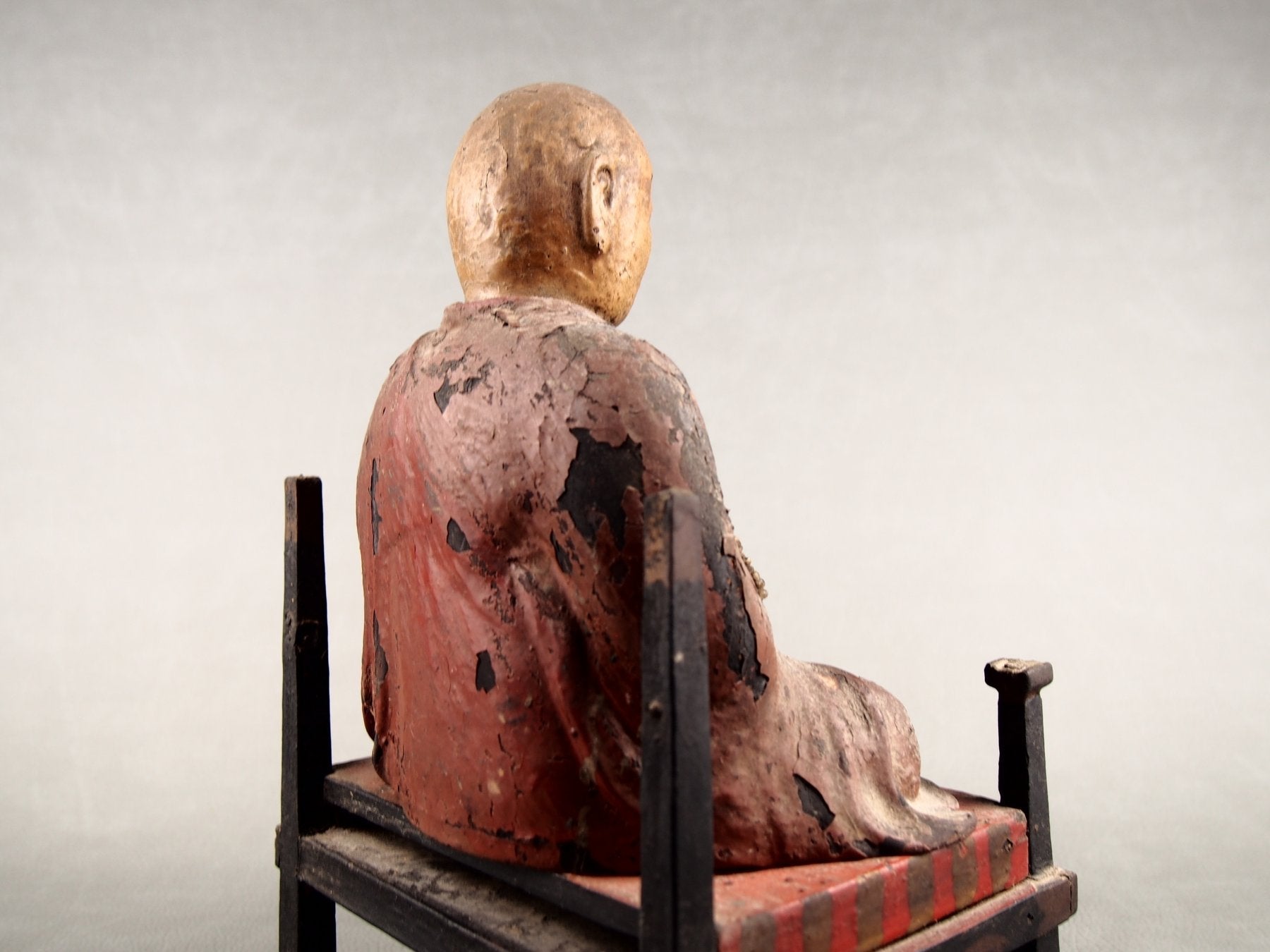 Boeddhistisch beeld geplaatst in zushi schrijn

