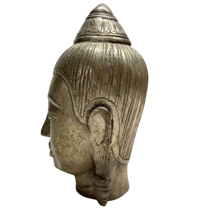 Profiel van een Thais bronzen Boeddhabeeld in Sukhothai-stijl, decoratieve boeddhistische buste voor een high-end interieur.