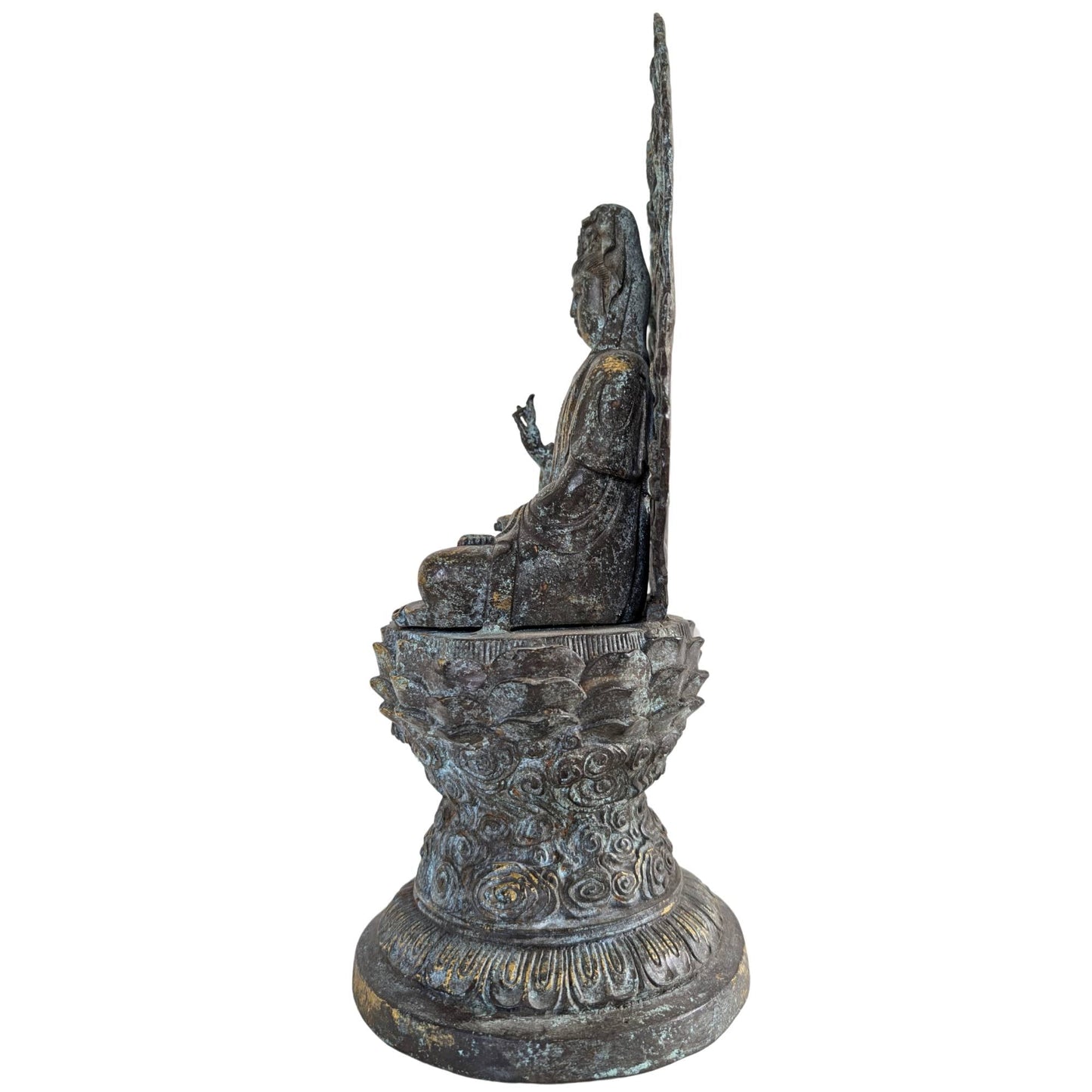 Detail van de vlamvormige aura mandorla die de goddelijke status van de Bodhisattva symboliseert.