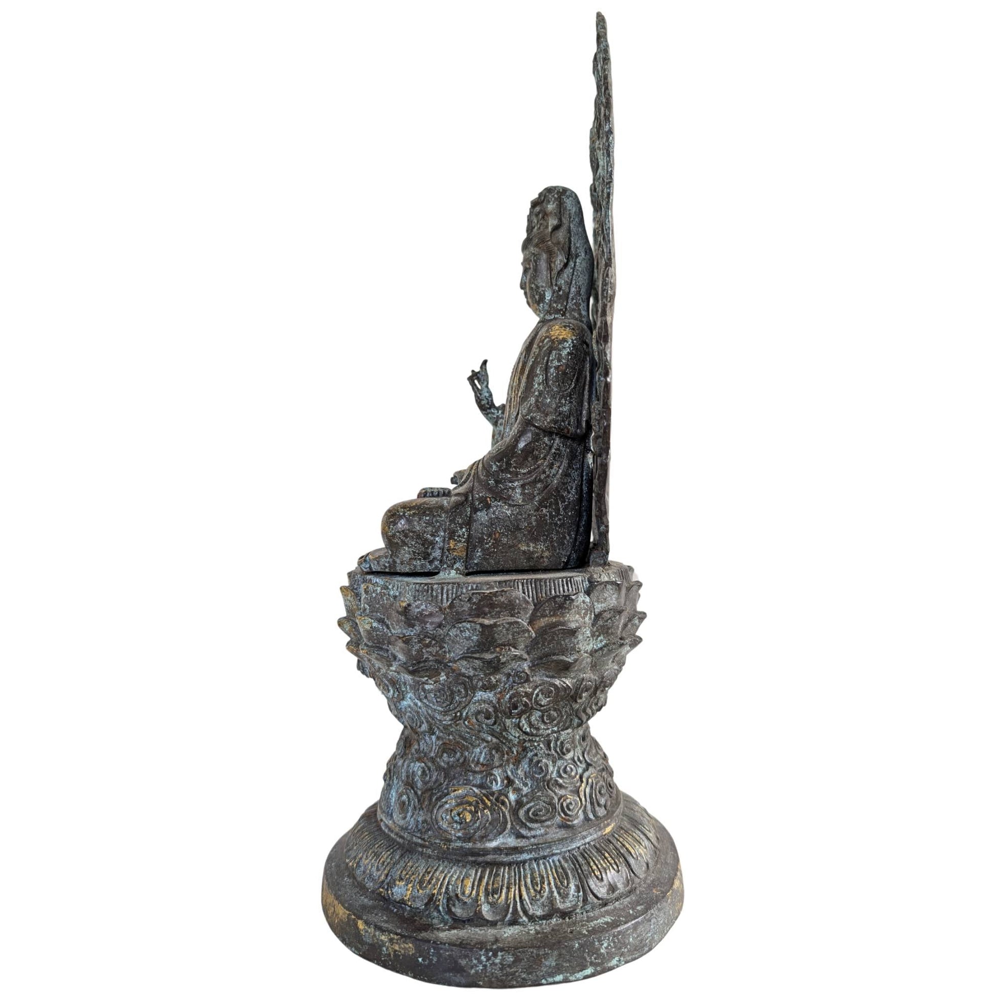 Detail van de vlamvormige aura mandorla die de goddelijke status van de Bodhisattva symboliseert.