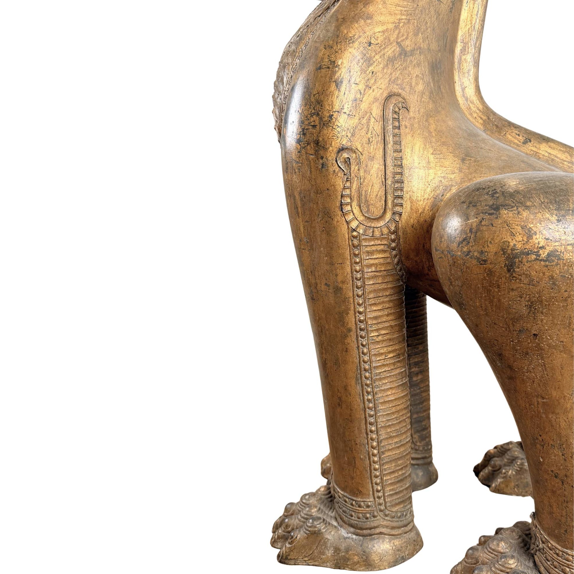 Boeddhistische tempelkunst met Singha leeuw, monumentale Thaise guardian lion met oude vergulde afwerking