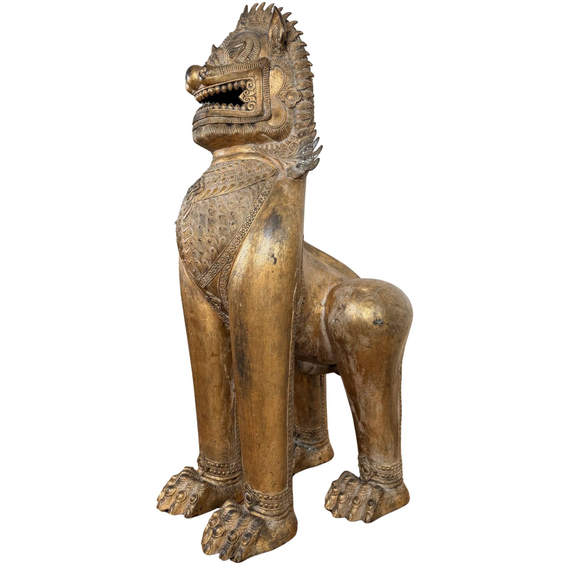 Boeddhistische tempelwachter uit Siam, vergulde Singha leeuw met oude patina en spirituele beschermsymboliek