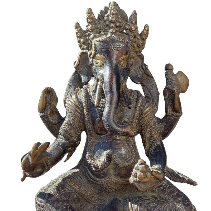 Vooraanzicht van bovenaf op het bronzen Ganesha beeld, tonend de gedetailleerde kroon en de zittende houding.