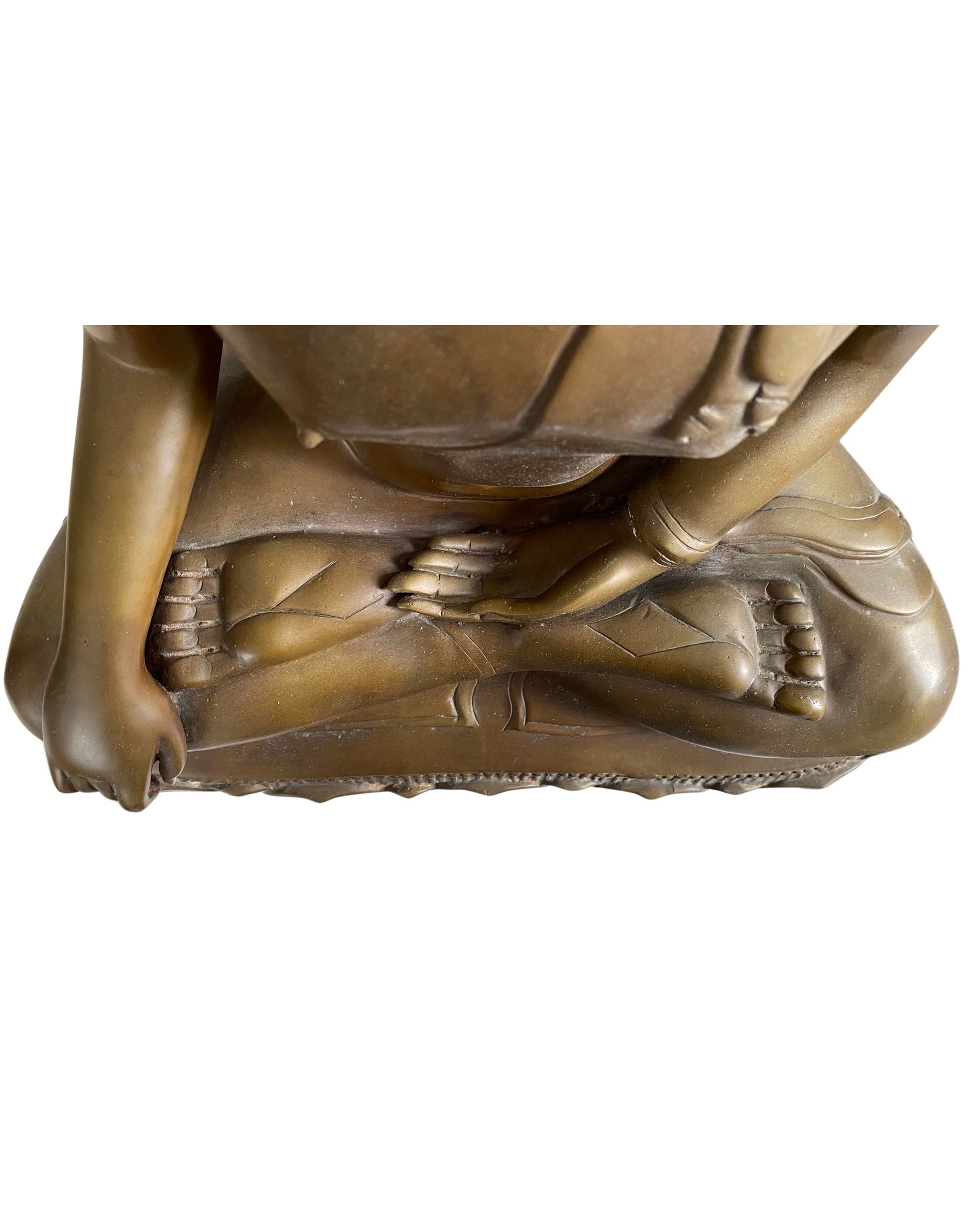 Detail van de 38 cm brede lotusbasis van een zittend Thais Buddha beeld.