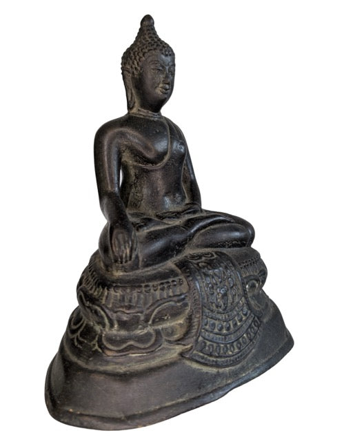 Detail van de Bhumisparsha Mudra (aanraking van de aarde) op bronzen beeld.