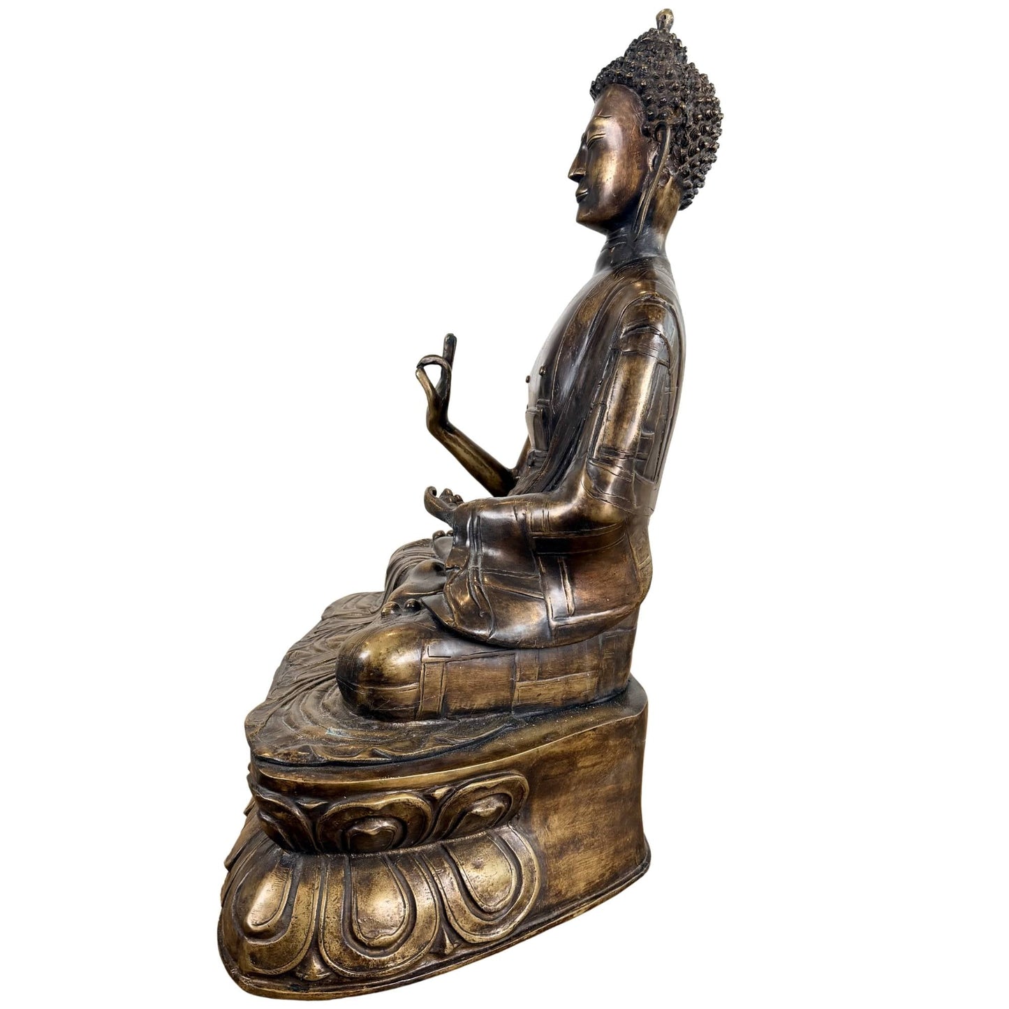 Detail van bronzen Boeddha met serene gezichtsuitdrukking en verfijnde mudra