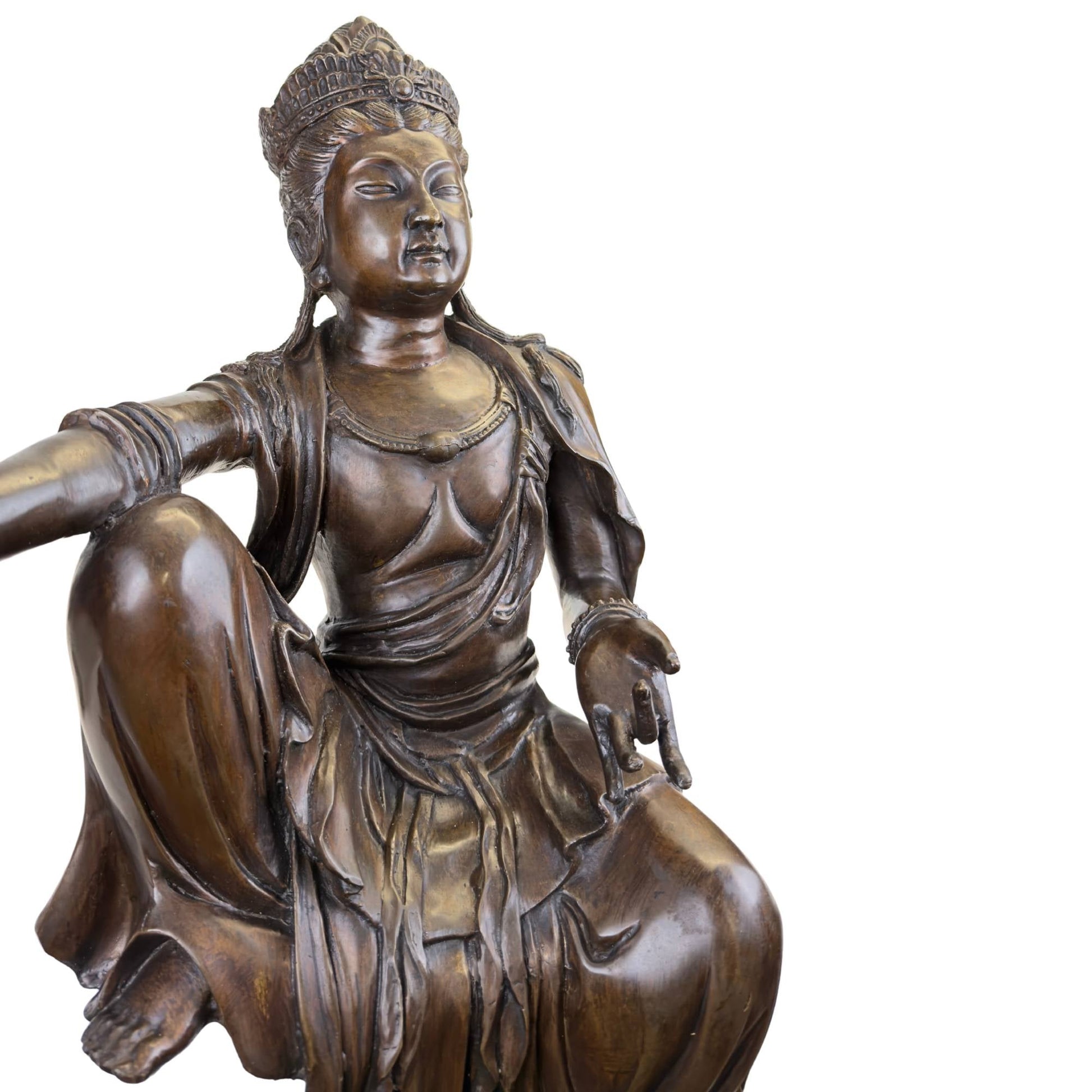Schuin vooraanzicht van het massief bronzen Guanyin sculptuur ontworpen als functionele corner-sitter voor een kast of schouw.
