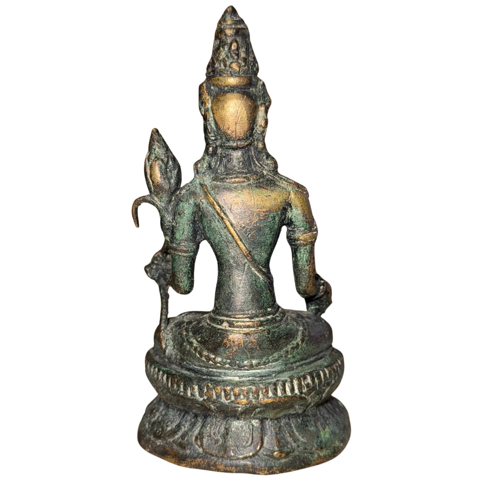 Bronzen Avalokiteshvara met groene oxidatie en traditionele holle gietstructuur