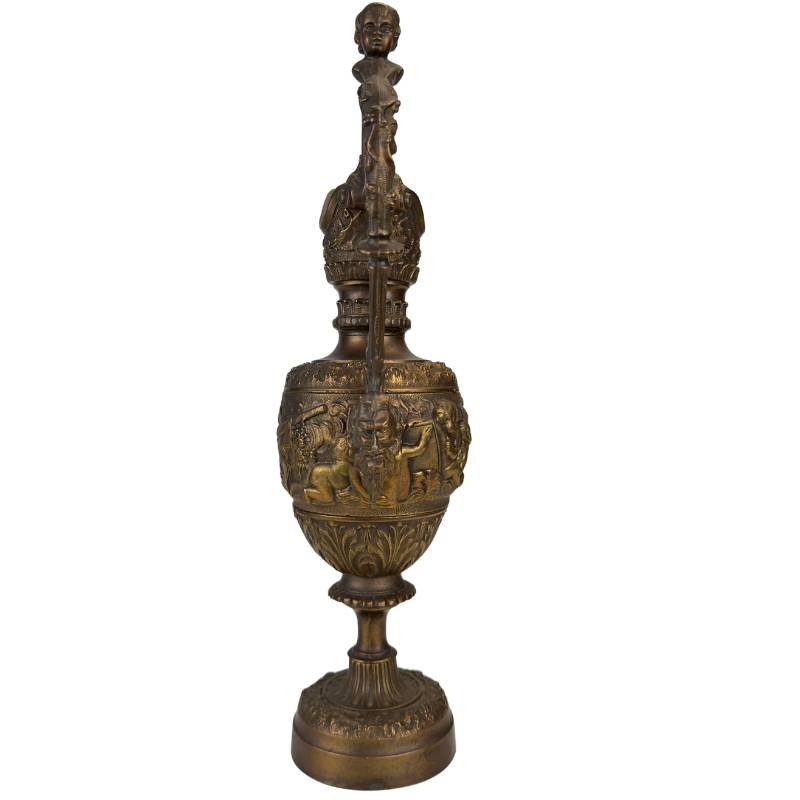 bronzen bacchus kan met cherubijnen en figuratief relief