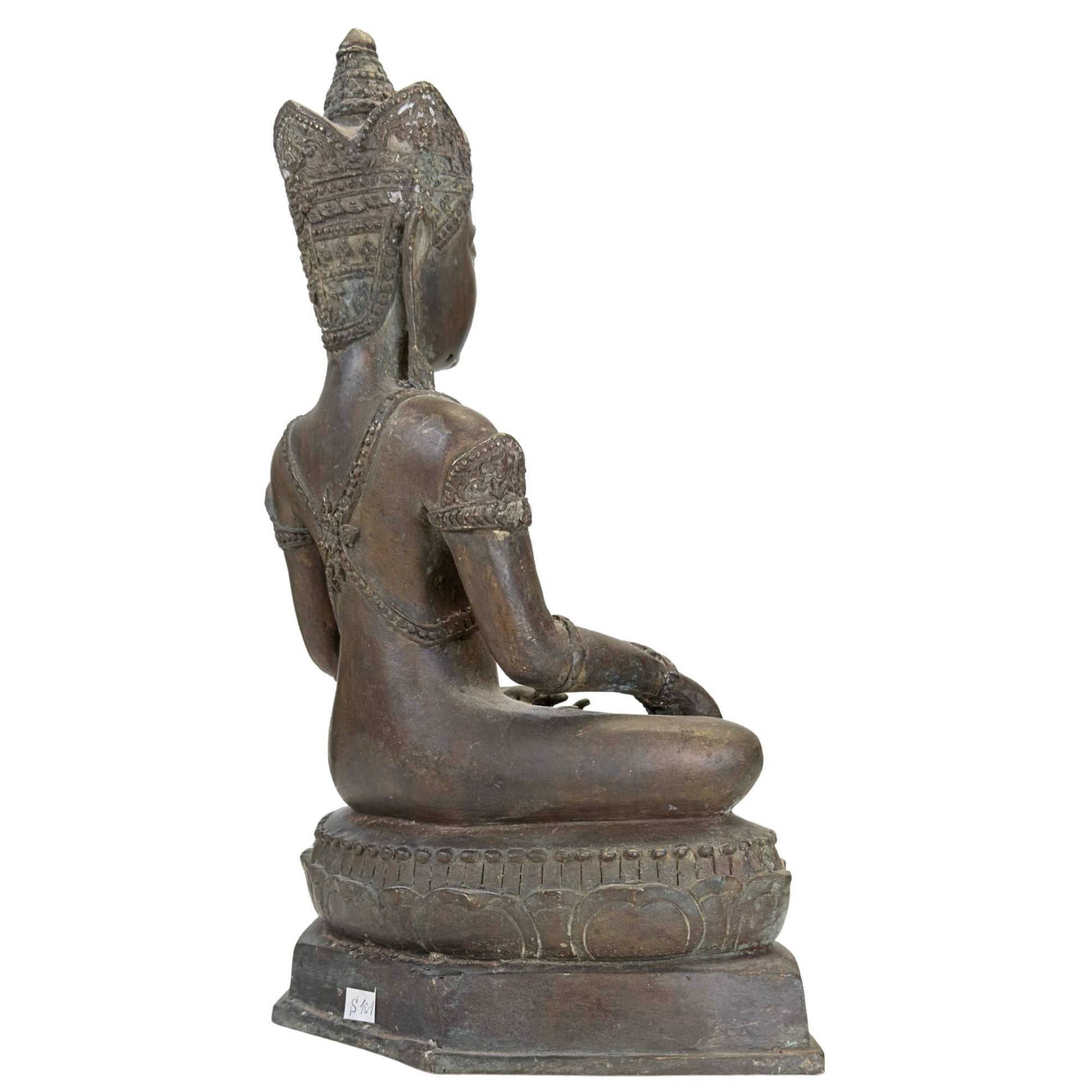 Bronzen Boeddha in Bhumisparsha mudra met koninklijke kroon