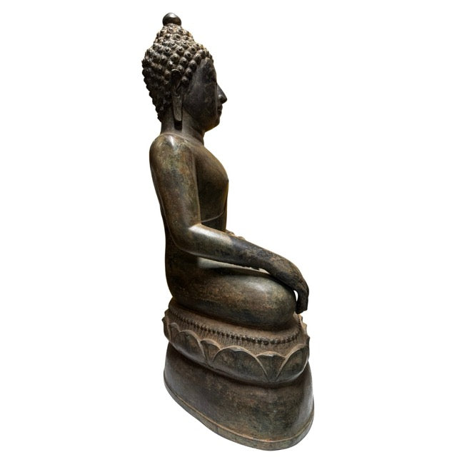 Bronzen Boeddha in Bhumisparsha mudra als symbool voor standvastigheid, bescherming en verlichting