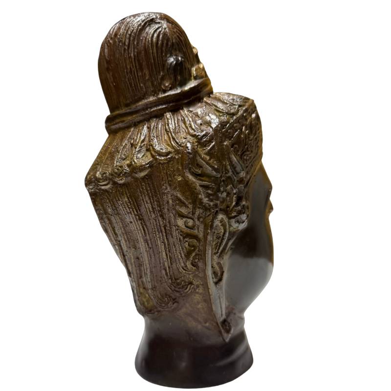 Bronzen Boeddha gezicht als symbool voor innerlijke stilte, kalmte en helder denken