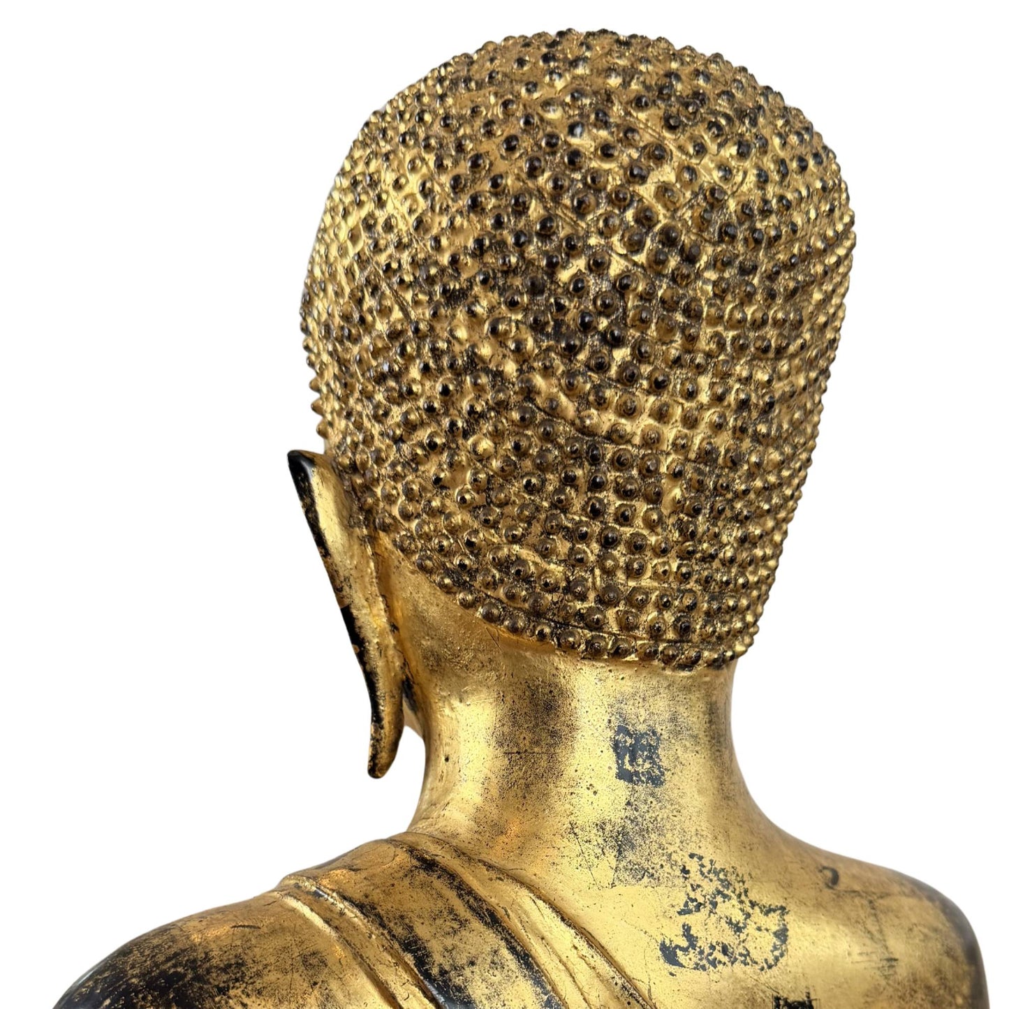Detail van bronzen Boeddhabeeld met handpositie, oude patina, vuurvergulding en devotioneel karakter